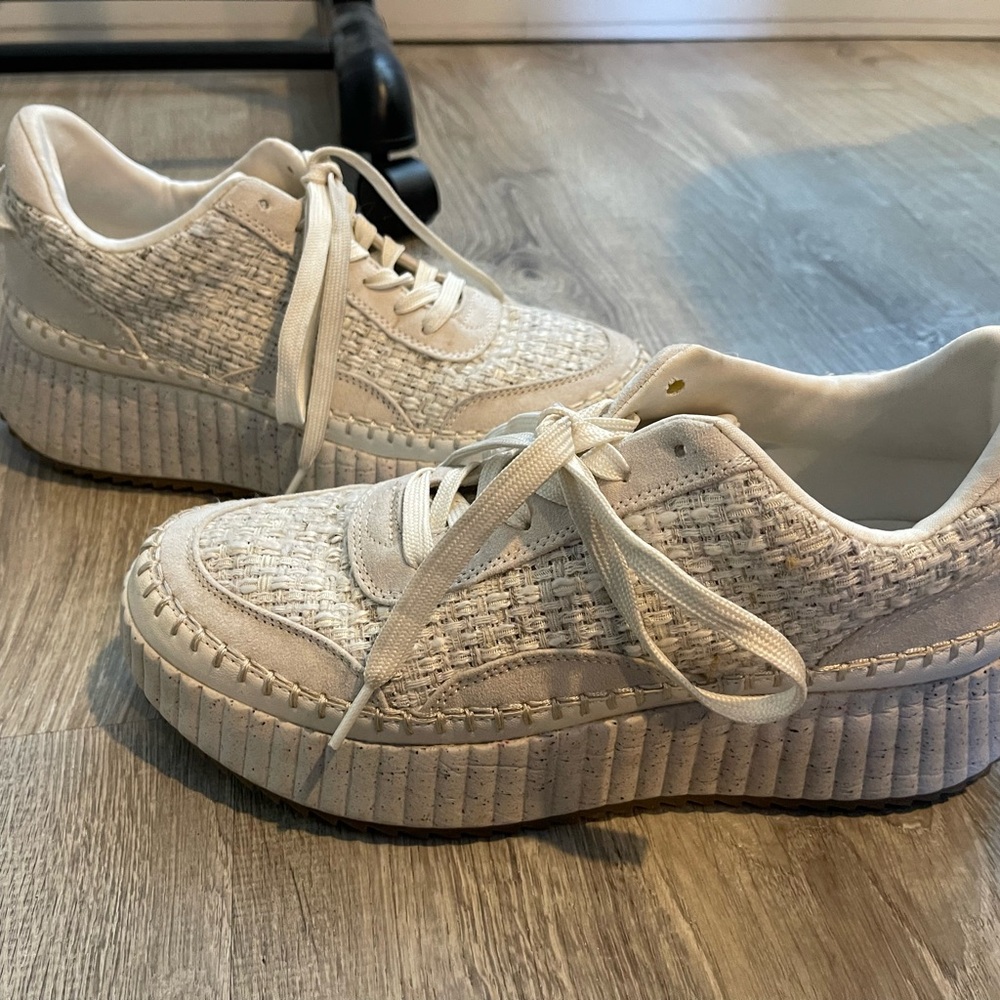 Universal Thread Textured Cream Sneakers